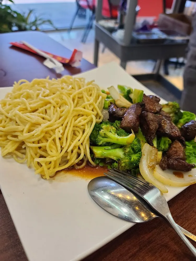 Garlic Noodles w Shaken Beef